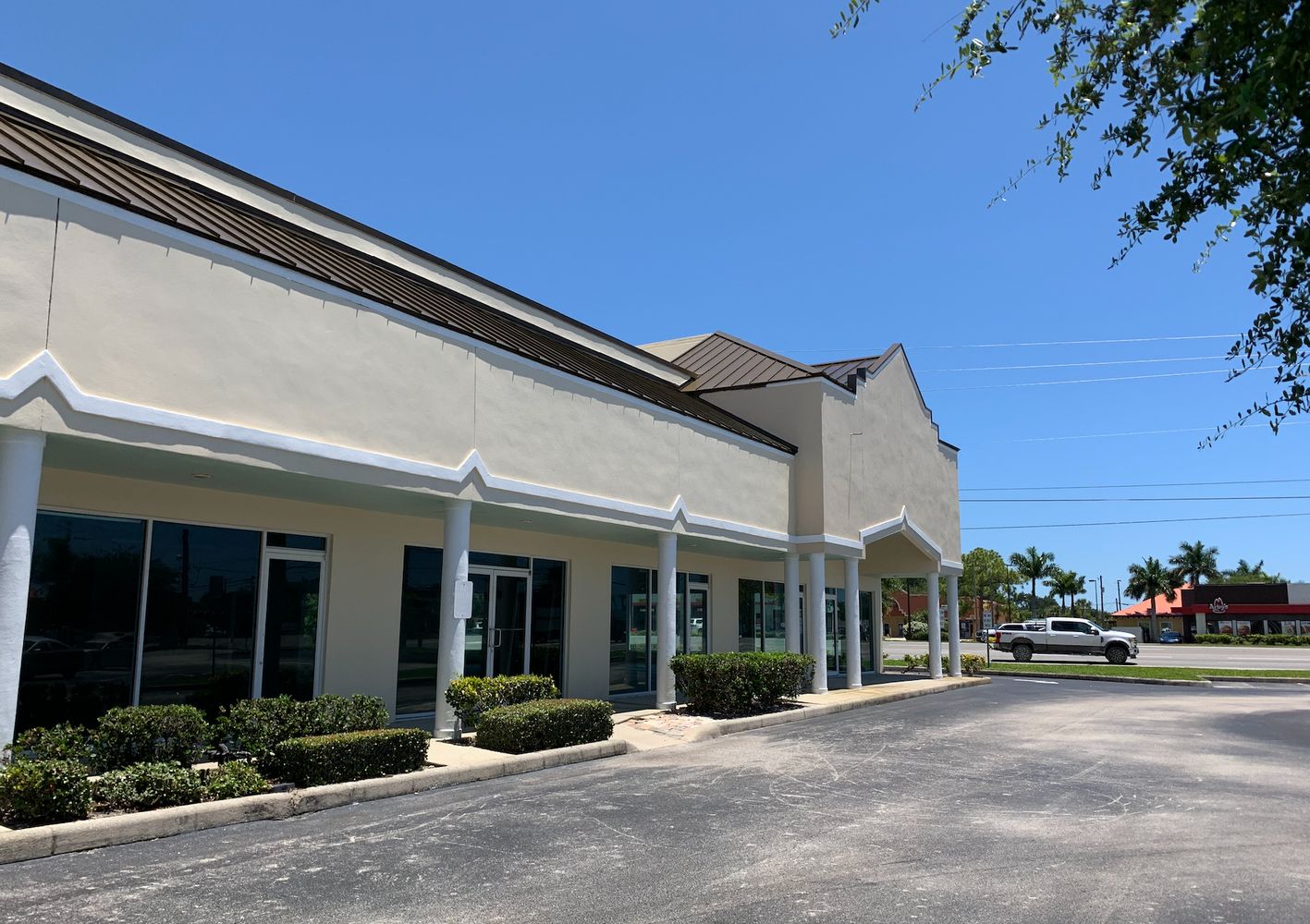 Emerald Plaza: 925 N Courtenay Pkwy, Merritt Island, FL 32953